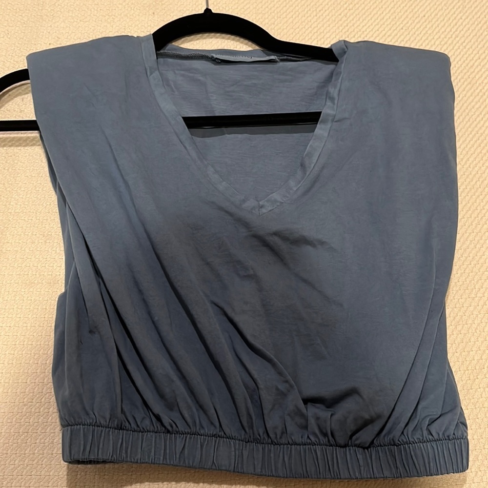 shoulderpad crop top